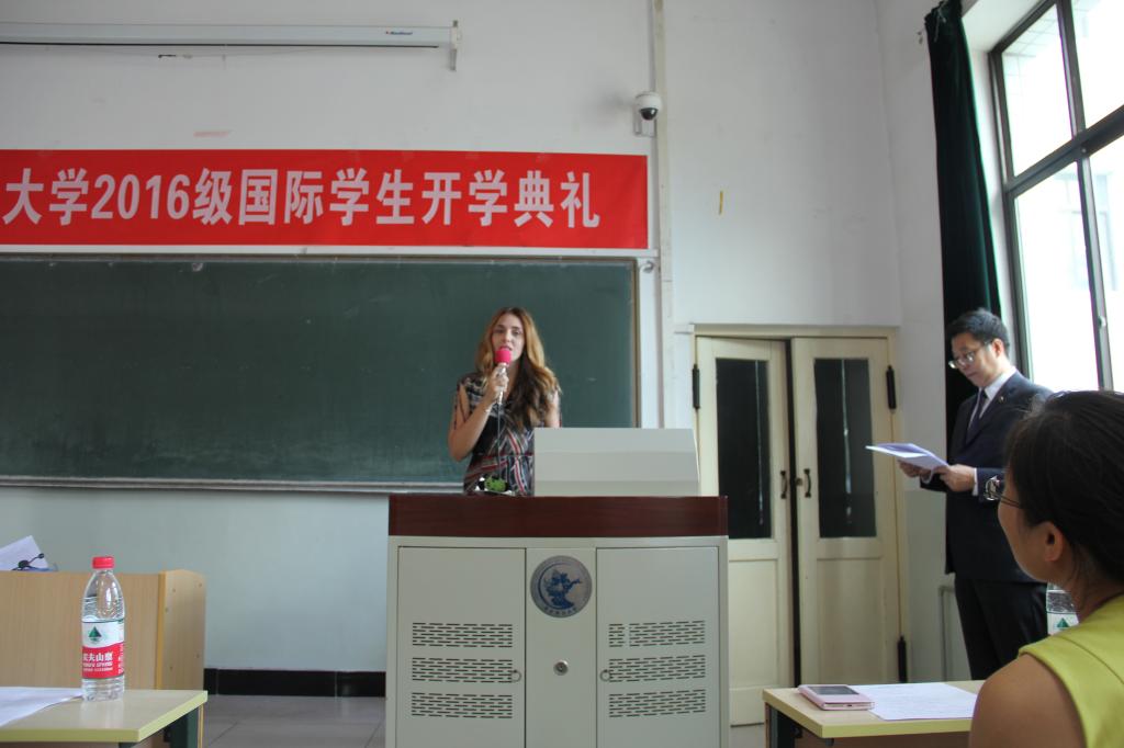 1俄罗斯员工代表莉卡发言