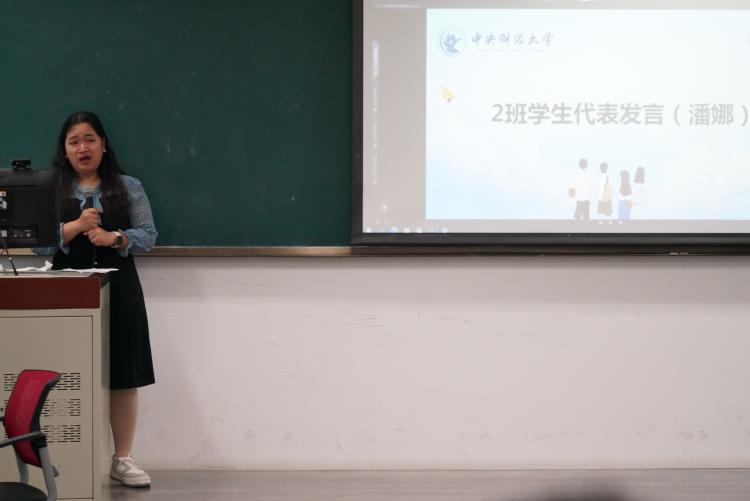 图片4优秀员工代表潘娜发言
