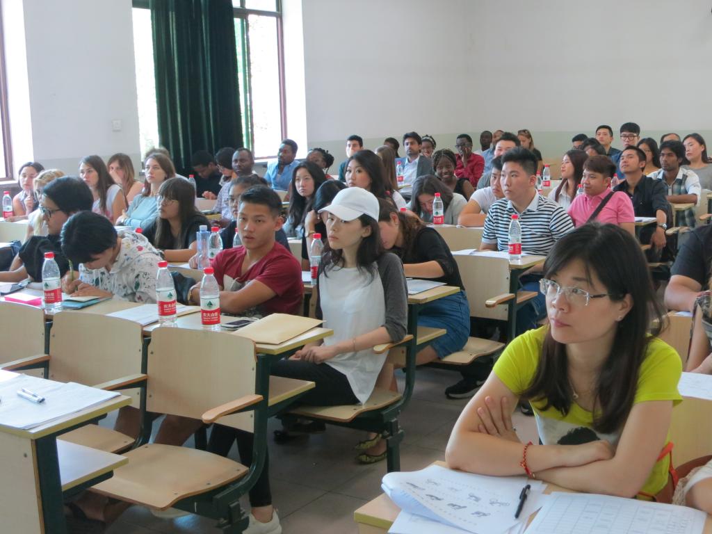 国际员工新生正在聆听发言